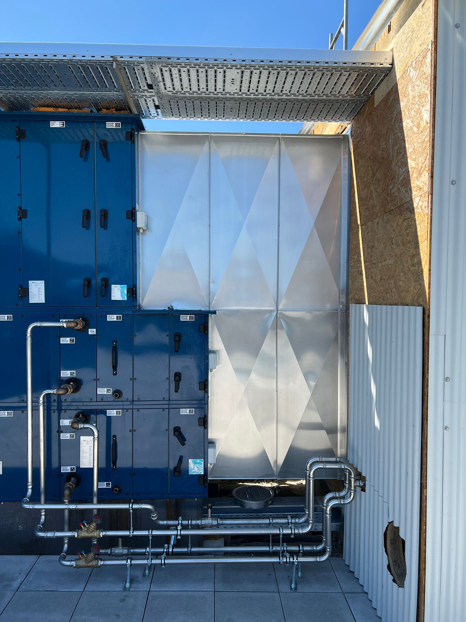 Zentrale Lüftungsanlage mit Kanälen und Rohrleitungen