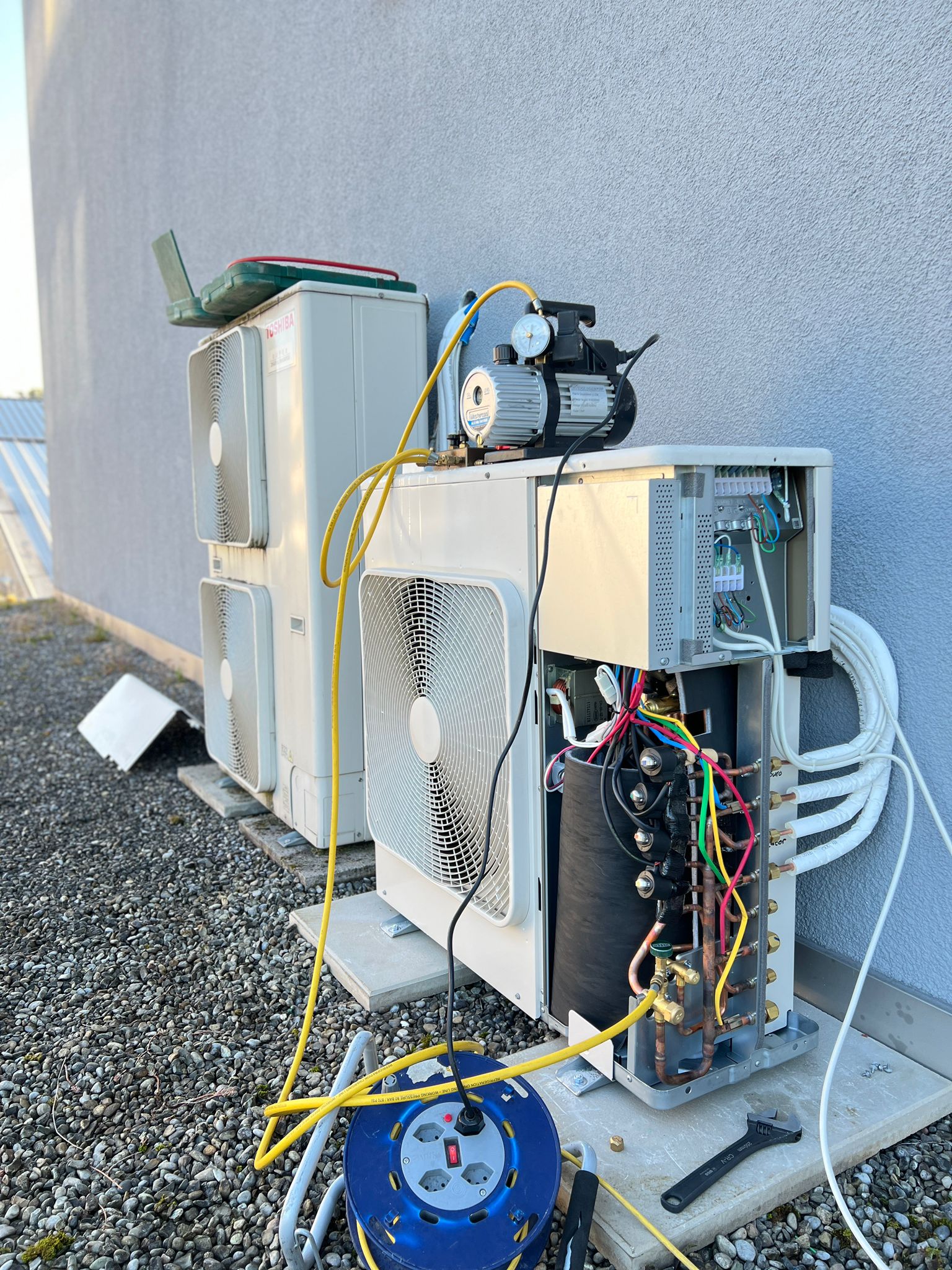 Klimagerät während Prüfung und Inbetriebnahme