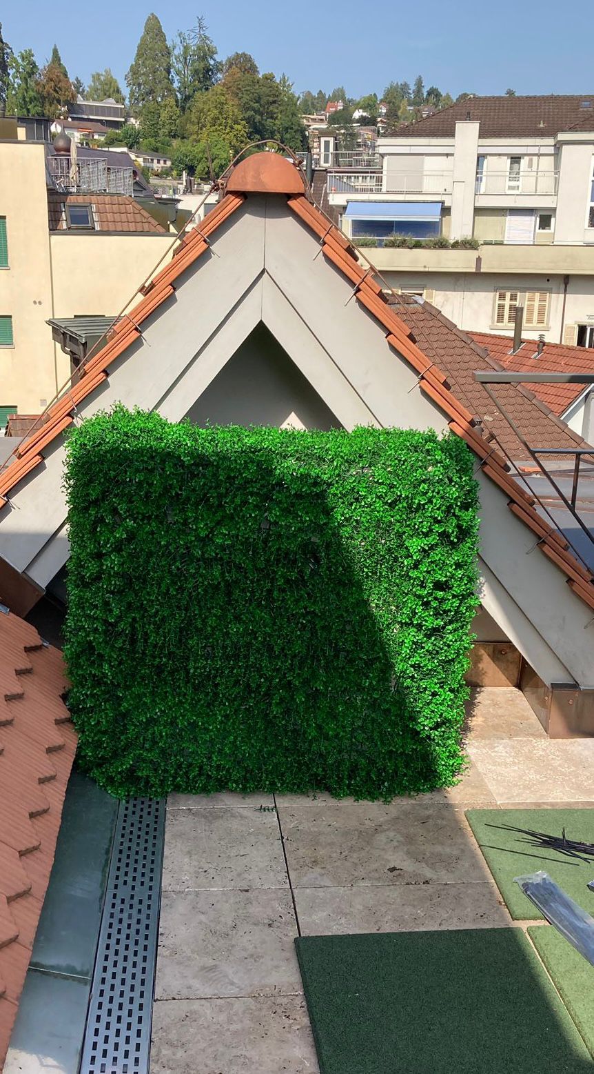 Begrünter Sichtschutz für eine verdeckt integrierte Klimaanlage auf einer Dachterrasse