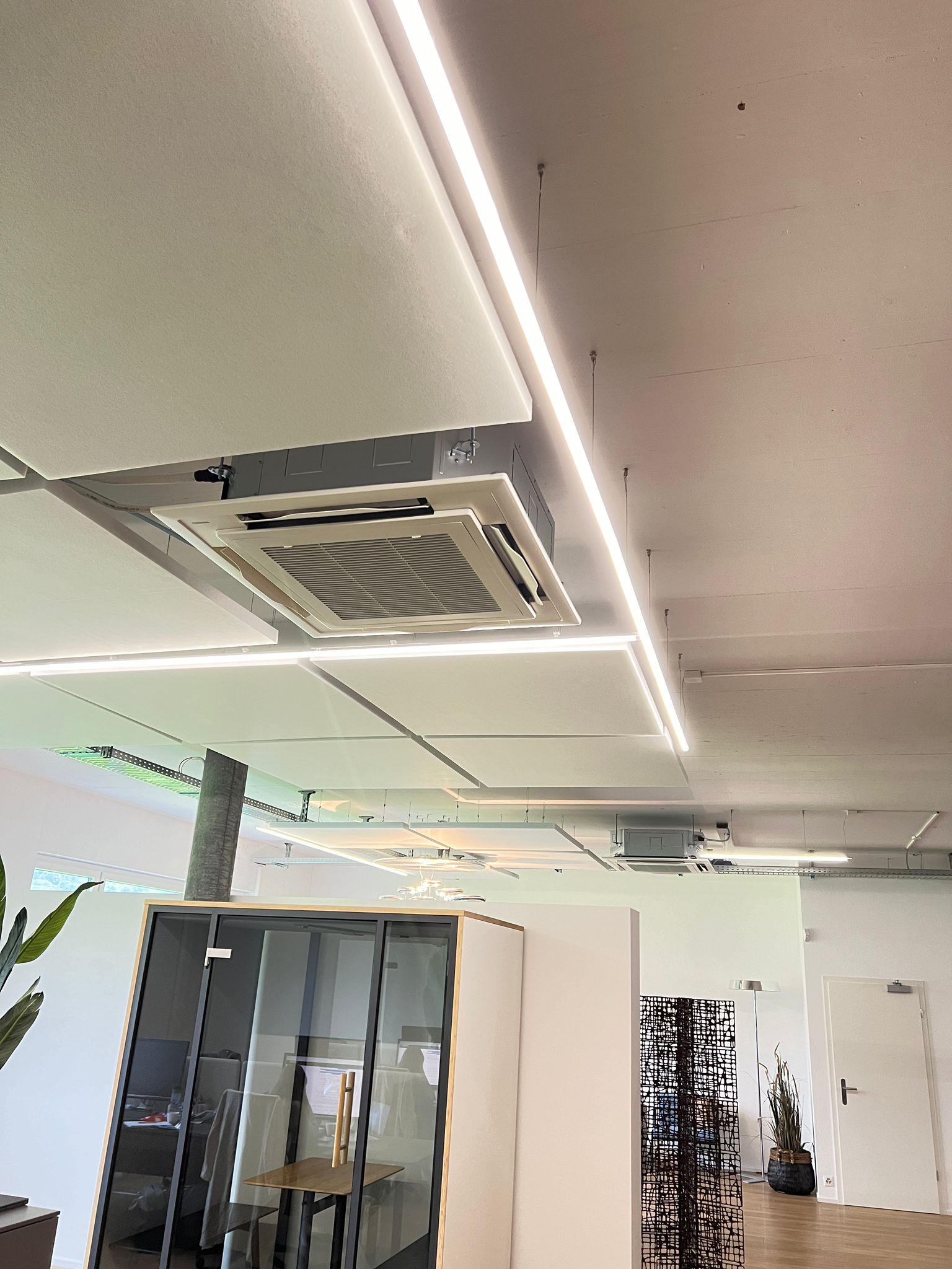 Integrierte Deckenkassetten-Klimageräte in einem modernen Büro